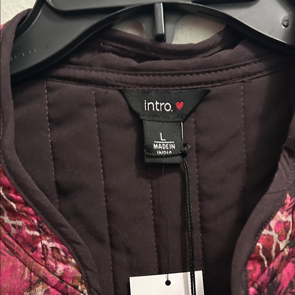 intro. Quilted Floral Burgundy Vest - Picture 5 of 6
